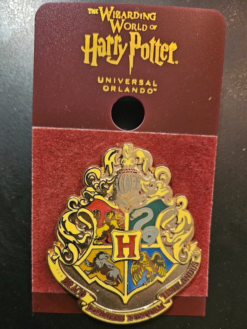 Universal Studios Wizarding World of Harry Potter Hogwarts Crest Pin NWT